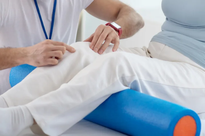 Fisioterapeuta trata rodilla paciente
