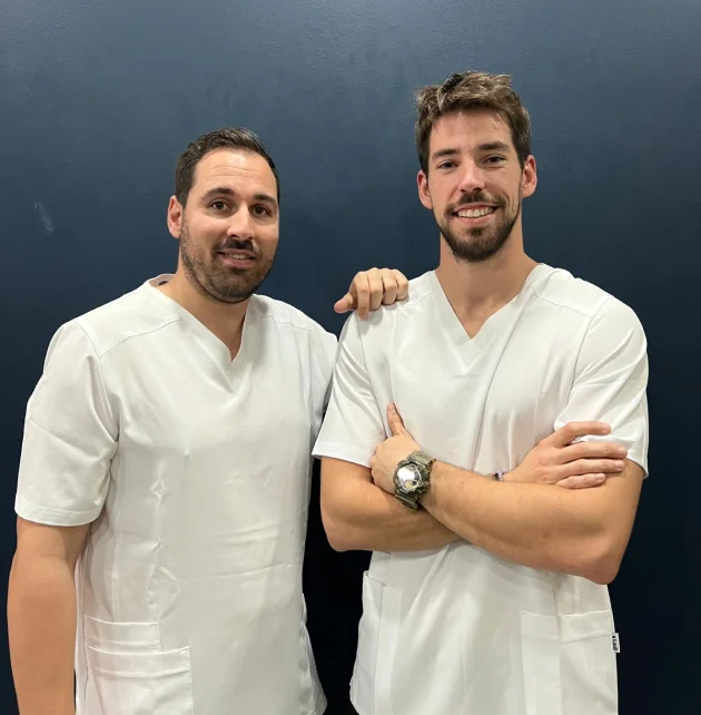 Jordi Cuevas Galera a izquierda y Daniel Romero Viñals a la derecha ambos fisioterapeutas sonriendo